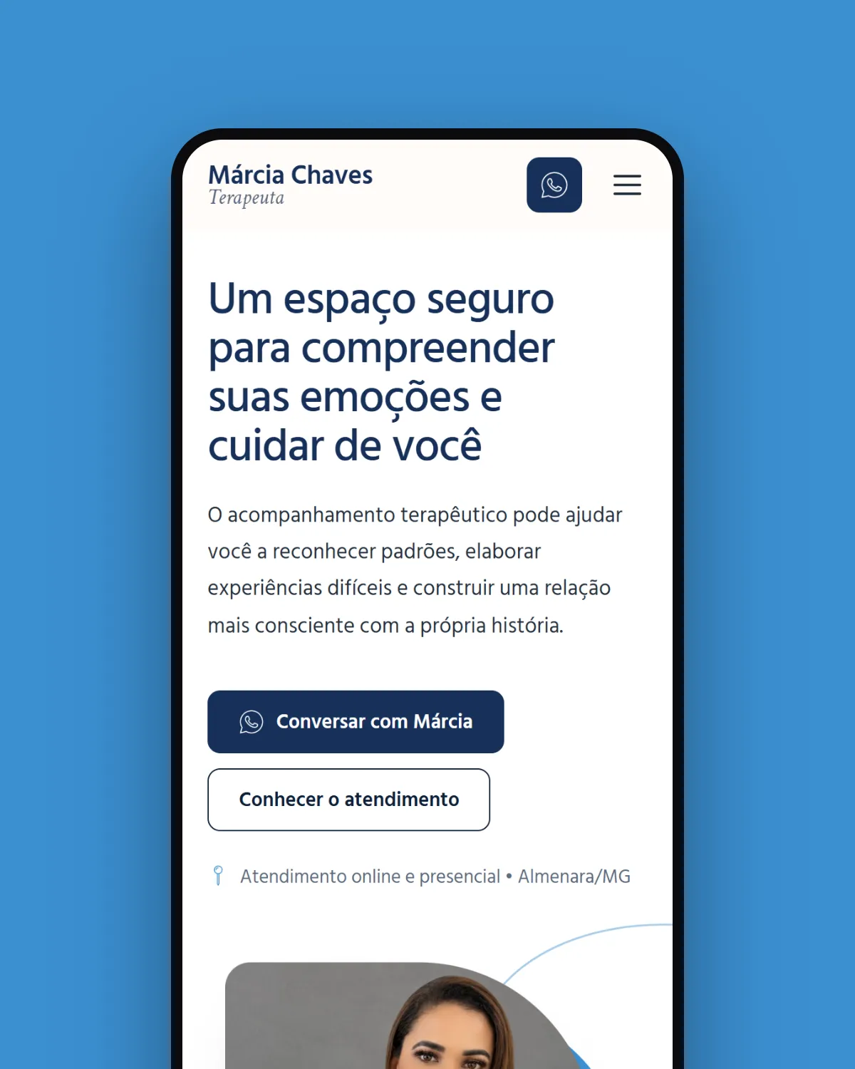 Telas da landing page de Márcia Chaves no desktop e no celular, sobre fundo azul